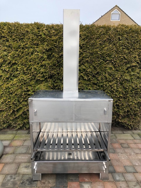 Doordringen Vervagen touw Mooie luxe grote RvS tuinhaard met BBQ en pizzaoven € 1250,00